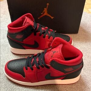 Air Jordan 1 Mid BG